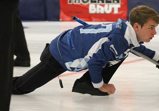 Skip Andrin Schnider hoch konzentriert bei der Steinabgabe für sein Team. (Bilder Swiss Curling Association)
