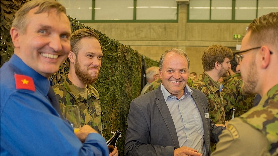 Wehrdienstentlassene im ausgelassenen Gespräch mit Martin Litscher von der Kantonspolizei und dem Hausemer Gemeinderat Gregor Blattmann. Wehrdienstentlassene im ausgelassenen Gespräch mit Martin Litscher von der Kantonspolizei und dem Hausemer Gemeinderat Gregor Blattmann.