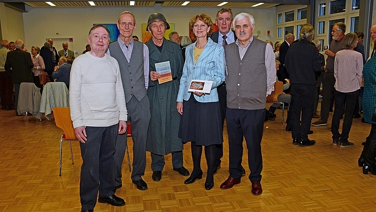 Von links: Co-Redaktoren Martin Gut und Rolf Oberhänsli, GGA-Vorstandsmitglied Paul Leuthold in Uniform mit Rationierungsmarken, Marianne Voss, Präsidentin der Redaktion, GGA-Präsident Georges Köpfli und Co-Redaktor Hans-Ulrich Meier. Es fehlt di