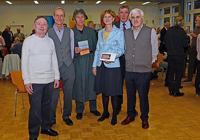 Von links: Co-Redaktoren Martin Gut und Rolf Oberhänsli, GGA-Vorstandsmitglied Paul Leuthold in Uniform mit Rationierungsmarken, Marianne Voss, Präsidentin der Redaktion, GGA-Präsident Georges Köpfli und Co-Redaktor Hans-Ulrich Meier. Es fehlt di
