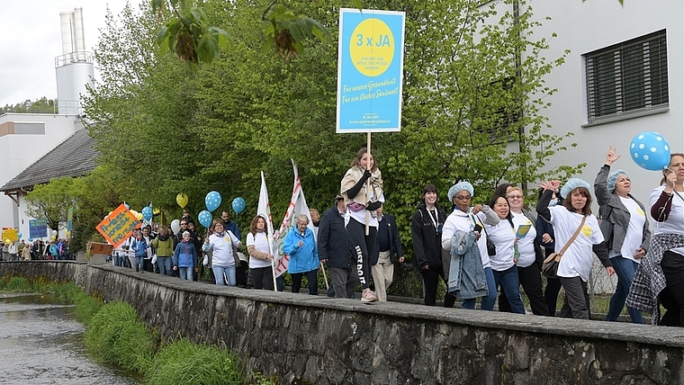 Rund 700 Menschen demonstrierten am Samstagmittag in Affoltern fürs Spital Affoltern. <em>(Bild Martin Platter)</em>