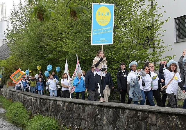 Rund 700 Menschen demonstrierten am Samstagmittag in Affoltern fürs Spital Affoltern. <em>(Bild Martin Platter)</em>