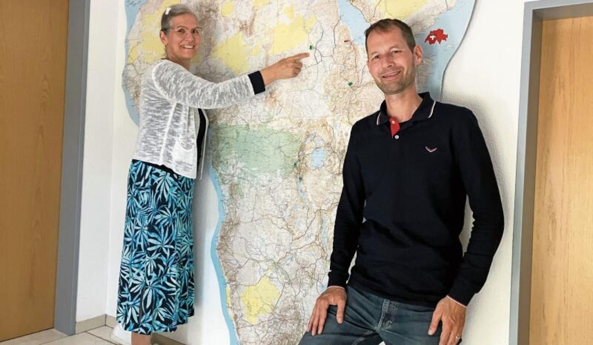 Beatrice Hauser und Mathias Rellstab im Eingang der Geschäftsstelle in Knonau. Auf der grossen Afrika-Karte sind die Projekte der Mission am Nil sichtbar markiert. (Bild Marianne Voss)
