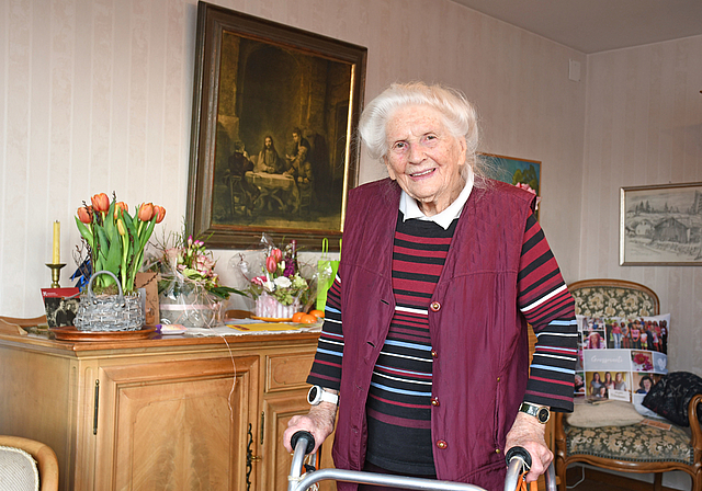 Elisabeth Haller ist am Bielersee aufgewachsen. Seit mehr als 60 Jahren lebt sie in Wettswil. Früher mit ihrem Ehemann und den fünf Kindern, inzwischen alleine. Am 100. Geburtstag wurde sie reich mit Blumen beschenkt. (Bild Livia Häberling)