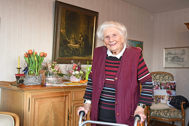 Elisabeth Haller ist am Bielersee aufgewachsen. Seit mehr als 60 Jahren lebt sie in Wettswil. Früher mit ihrem Ehemann und den fünf Kindern, inzwischen alleine. Am 100. Geburtstag wurde sie reich mit Blumen beschenkt. (Bild Livia Häberling)