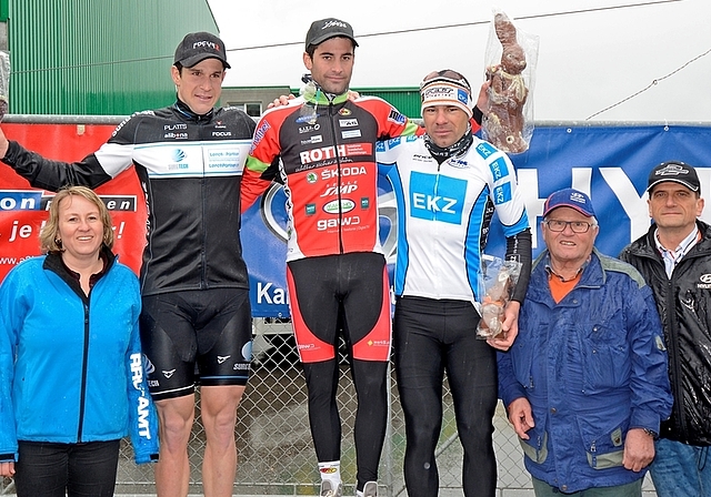 Die Elite-Sieger des GP Osterhas mit OK-Präsidentin und Hauptsponsoren. Von links: Judith Müller, Claudio Imhof (2.), Sieger Tristan Marguet und Simon Zahner (3.) mit Karl Graf (Automobile in Mettmenstetten) und Hyundai-Verkaufsleiter Daniel Föllm