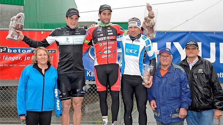 Die Elite-Sieger des GP Osterhas mit OK-Präsidentin und Hauptsponsoren. Von links: Judith Müller, Claudio Imhof (2.), Sieger Tristan Marguet und Simon Zahner (3.) mit Karl Graf (Automobile in Mettmenstetten) und Hyundai-Verkaufsleiter Daniel Föllm