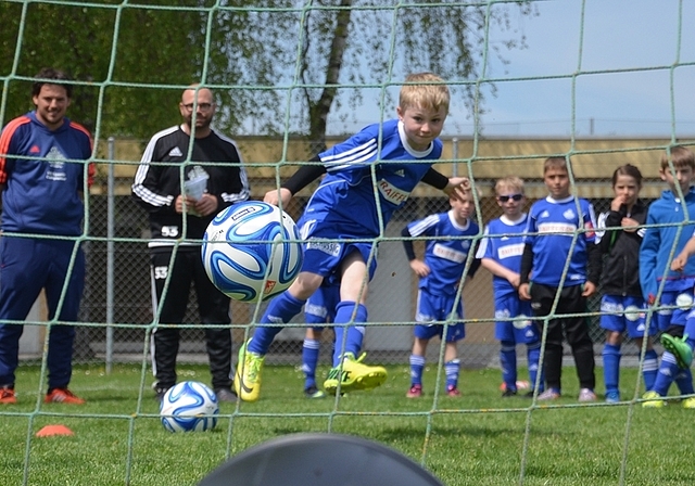 Paul Sahli – mit 14 Stunden am Stück – Weltmeister im Balljonglieren, zeigt den Kindern wies geht. Im Trainingsspiel kommt der Kopfball noch direkt auf den Torwart. (Bilder Salomon Schneider) 
