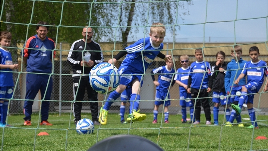 Paul Sahli – mit 14 Stunden am Stück – Weltmeister im Balljonglieren, zeigt den Kindern wies geht. Im Trainingsspiel kommt der Kopfball noch direkt auf den Torwart. (Bilder Salomon Schneider) 