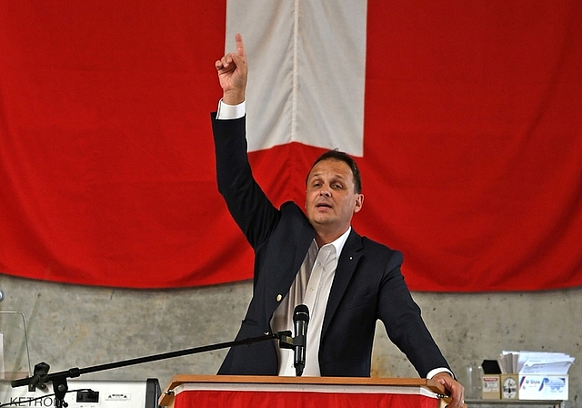 Nationalrat Claudio Zanetti zeigt die Grösse der Schweiz. (Bild Martin Platter)