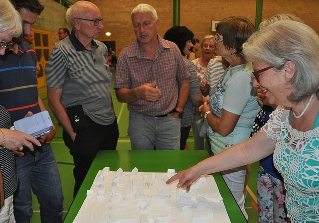 Grosses Interesse am privaten Gestaltungsplan «Postareal» in Obfelden: Info-Besucher scharen sich um das Modell. Hinten in der Mitte: Bernhard Frick, Vertreter der Landi. <em>(Bild Werner Schneiter)</em>