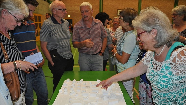 Grosses Interesse am privaten Gestaltungsplan «Postareal» in Obfelden: Info-Besucher scharen sich um das Modell. Hinten in der Mitte: Bernhard Frick, Vertreter der Landi. <em>(Bild Werner Schneiter)</em>