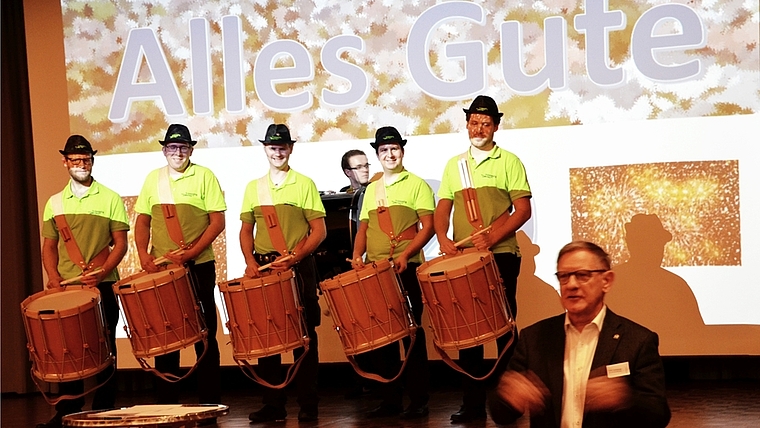 Gemeindepräsident Erwin Leuenberger und die Tambouren von Trümmlig teilten sich die Bühne am Neujahrsapéro der Gemeinde Bonstetten. <em>(Bild Thomas Stöckli)</em>