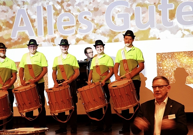 Gemeindepräsident Erwin Leuenberger und die Tambouren von Trümmlig teilten sich die Bühne am Neujahrsapéro der Gemeinde Bonstetten. <em>(Bild Thomas Stöckli)</em>
