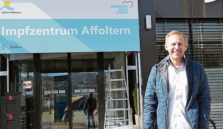 Stefan Gyseler, VR-Präsident des Spitals Affoltern, vor dem Ämtler Impfzentrum: «Ich glaube immer noch, dass bis Mitte Jahr alle geimpft sind, die das möchten, und in der zweiten Jahreshälfte der wirtschaftliche Aufschwung kommt.