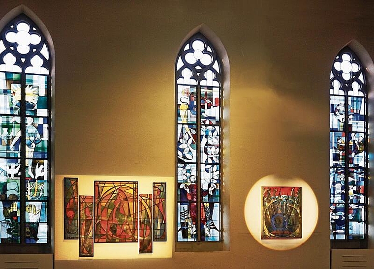 Ausstellung GeGessler: Im Innenraum der Zürcher Stadtkirche Unterstrass korrespondieren GeGes Bilder prächtig mit den Glasfenstern von Franz Opitz. (Bild zvg.)