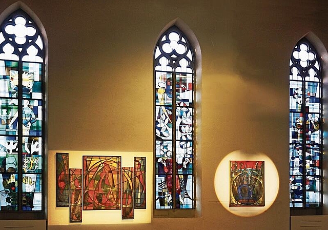 Ausstellung GeGessler: Im Innenraum der Zürcher Stadtkirche Unterstrass korrespondieren GeGes Bilder prächtig mit den Glasfenstern von Franz Opitz. (Bild zvg.)