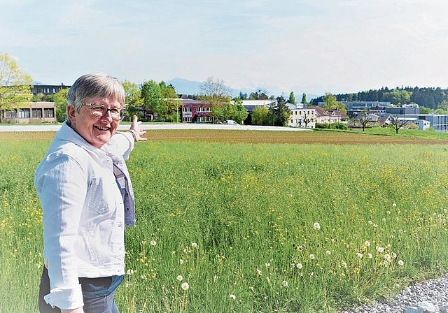 Blick vom kantonseigenen Kurszentrum für Hauswirtschafts-Kurse in Richtung Gewerbezone Obstgartenstrasse. 
Stadtpräsidentin Eveline Fenner zeigt, wo das Kantonsschul-Provisorium zu stehen kommen soll. (Bild Thomas Stöckli)