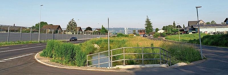 Der Verkehr fliesst bereits (links). Auf dem Parkplatz daneben plant die Landi Obfelden eine Tankstelle. (Bild Livia Häberling)