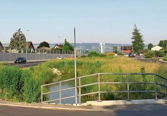 Der Verkehr fliesst bereits (links). Auf dem Parkplatz daneben plant die Landi Obfelden eine Tankstelle. (Bild Livia Häberling)