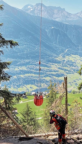 Der Helikopter bringt Löschwasser.