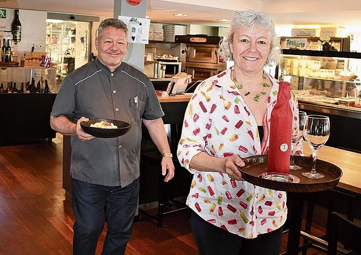 Andreas und Anita Häberling im Einsatz im Restaurant Weingarten. Anita Häberling serviert den 
speziellen Jubiläumswein anlässlich von 40 Jahren Familie Häberling. (Bild Dominik Stierli)