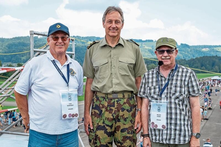 Überraschungsgast: Divisionär Peter «Pablo» Merz (Mitte), Chef der Schweizer Luftwaffe, mit den Platzspeakern Yves Burkhardt (li.) und Roland Studer.
