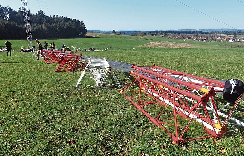 Die oberen Teile der Windmessmasten bestehen wegen der Flugsicherheit aus roten und weissen Segmenten.