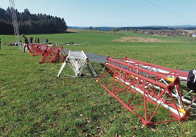 Die oberen Teile der Windmessmasten bestehen wegen der Flugsicherheit aus roten und weissen Segmenten.
