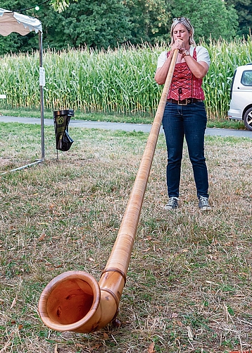 Überraschte vor ihrer Ansprache in Mettmenstetten mit einer Einlage auf dem selbst hergestellten Alphorn: Romaine Rogenmoser, Kantonsratspräsidentin und «höchste Zürcherin». (Bilder Daniel Vaia)
