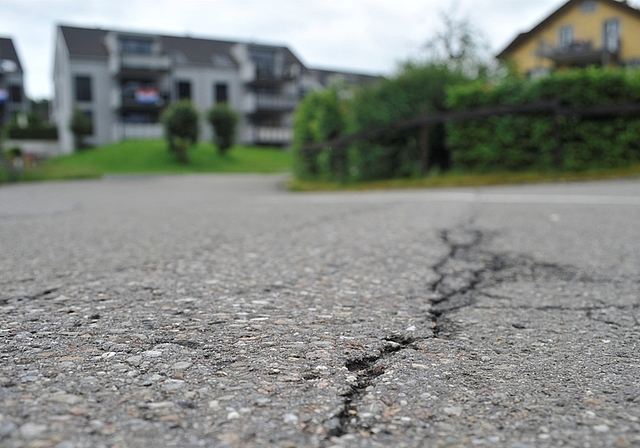 Nicht nur der Deckbelag des Bahnhofwegs in Knonau ist sanierungsbedürftig. (Bild Salomon Schneider)