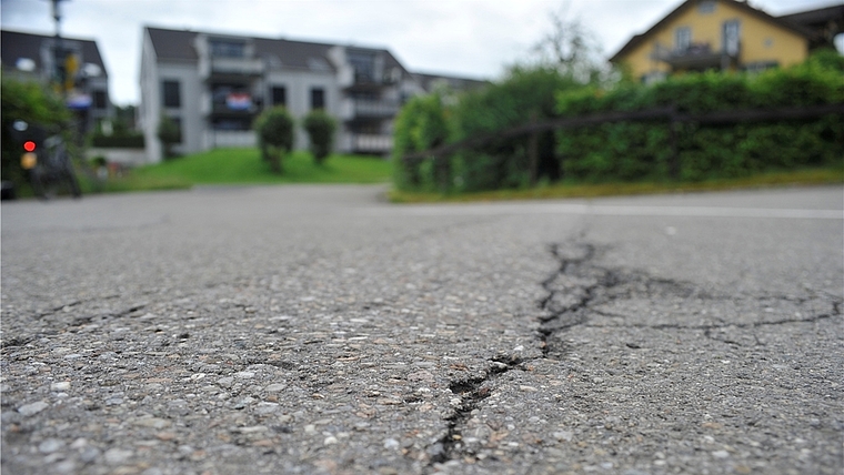 Nicht nur der Deckbelag des Bahnhofwegs in Knonau ist sanierungsbedürftig. (Bild Salomon Schneider)