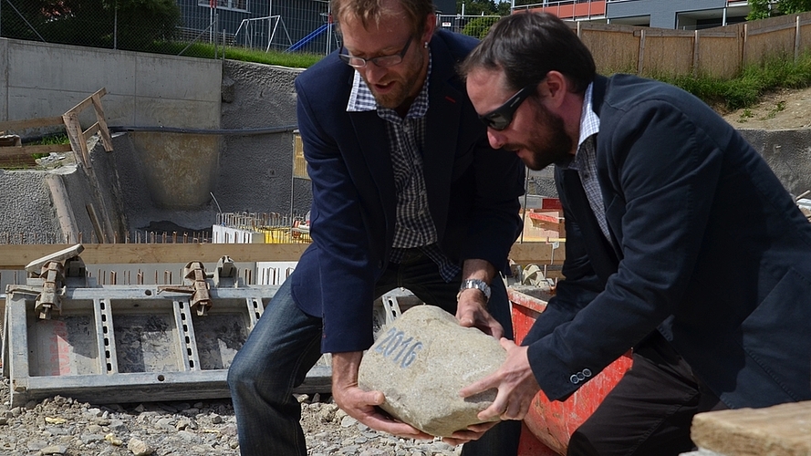 Legen den Grundstein: Primarschulpräsident Roger Schmutz (rechts) und Matthias Gretler (Chef Baukommission). Legen den Grundstein: Primarschulpräsident Roger Schmutz (rechts) und Matthias Gretler (Chef Baukommission).