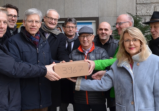 Für eine Mittelschule im Knonauer Amt: Petitionsübergabe vor dem Kaspar-Escher-Haus in Zürich. Von links: Standortförderer Marcel R. Streiff, SP-Kantonsrat Moritz Spillmann, Martin Jurt von der Staatskanzlei, glp-Kantonsrat Hans Wiesner, SVP-Kant