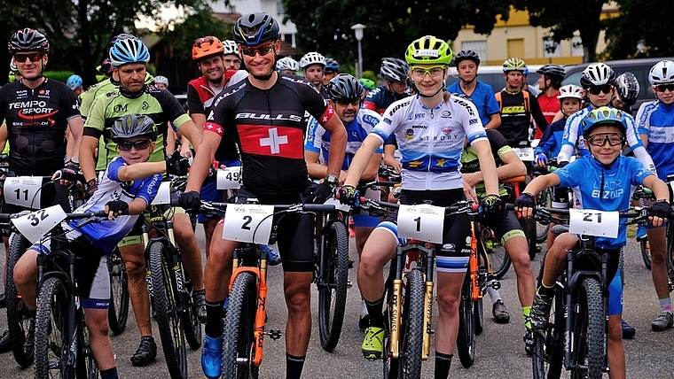 Der Schweizer Bikemarathon-Meister Urs Huber und Crosscountry-Junioren-Europameisterin Jacqueline Schneebeli waren die «Zugpferde» des 26. Albishorn-Bike-Rennens. <em>(Bild Martin Platter)</em>