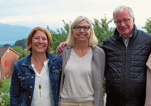 Gemeindepräsidentin Nadia Hausheer (2.v.l.) mit den drei abtretenden Mitgliedern des Gemeinderats. 