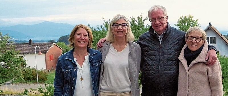 Gemeindepräsidentin Nadia Hausheer (2.v.l.) mit den drei abtretenden Mitgliedern des Gemeinderats.