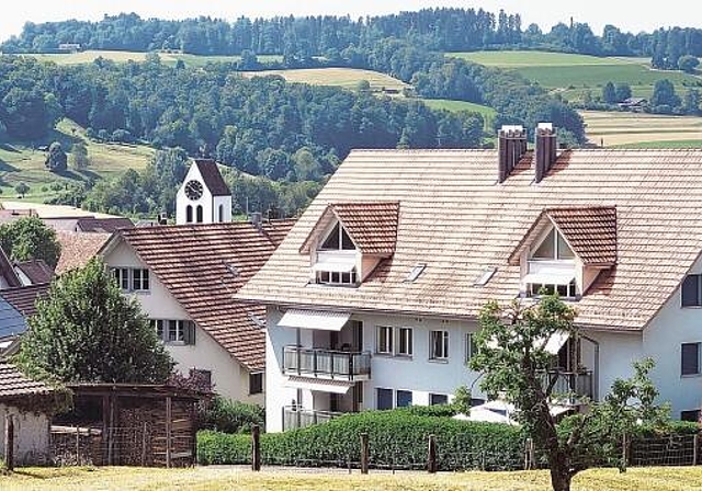 Die Burg Bonstetten stand zwischen der heutigen Dorf- und der Aumülistrasse. Die Ruine wurde vor dem Bau der Siedlung im Vordergrund rechts 1989 ausgegraben und archäologisch ausgewertet. Dahinter steht gut sichtbar die Kirche Bonstetten. (Bilder B