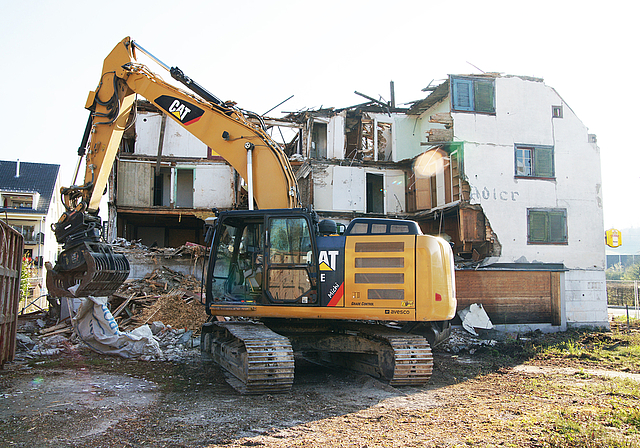 Der «Adler» in Knonau verschwindet. An seine Stelle kommt ein Mehrfamilienhaus mit Gestaltungselementen im Stil des alten Gebäudes. (Bild Urs E. Kneubühl)