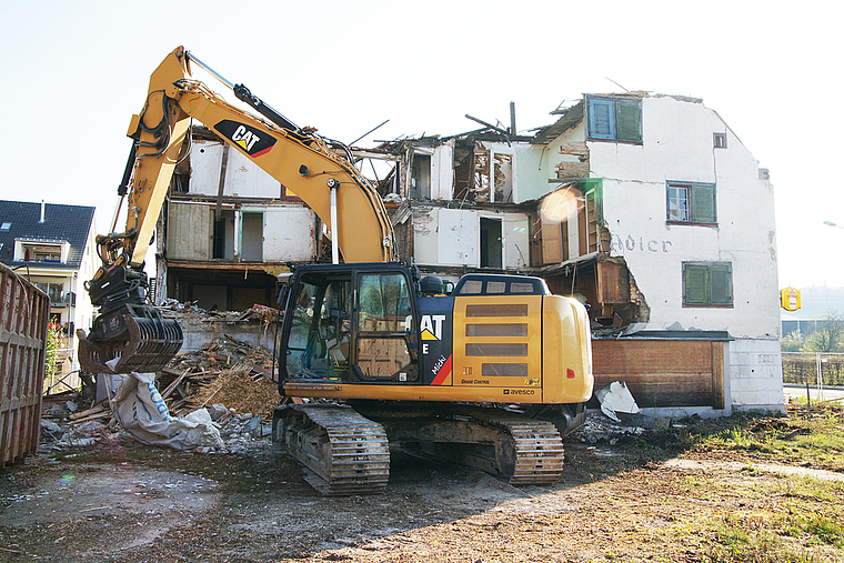 Der «Adler» in Knonau verschwindet. An seine Stelle kommt ein Mehrfamilienhaus mit Gestaltungselementen im Stil des alten Gebäudes. (Bild Urs E. Kneubühl)