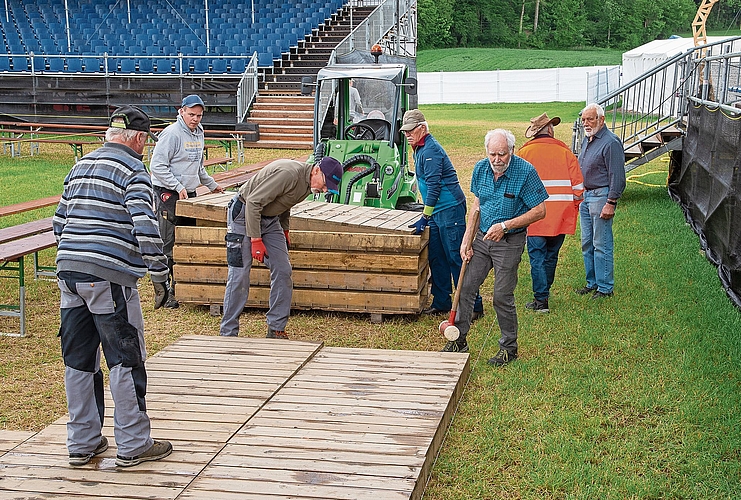 Mit Elan und viel Muskelkraft als Helfer dabei: Mitglieder der Männerriege Hausen beim Verlegen von schweren Holzpaletten. 