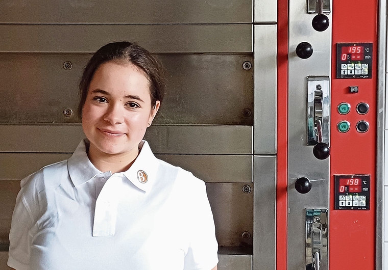 Gwenda Bösch steht neben einem Backofen in der Bäckerei Betschart. Es ist nicht zu unterschätzen, welche Heraus-forderungen die ungewohnten Backöfen in Shanghai für sie 2026 sein werden. (Bild zvg)