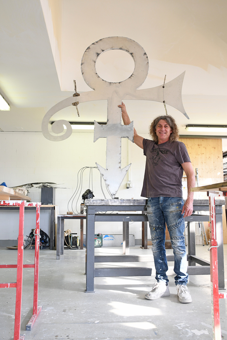 «Ich habe diesen Typen geliebt», sagt Serge Gabathuler über sein Idol Prince. Zu Ehren des Musikers arbeitet er nun an einer Wandleuchte in Form von dessen Logo. (Bild Livia Häberling)