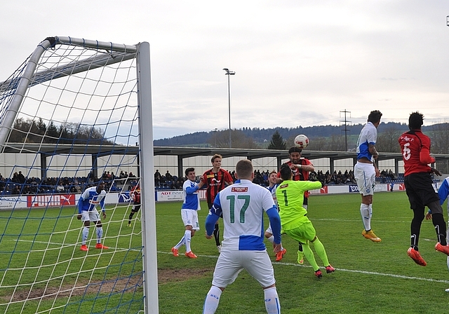 Der Siegestreffer für die Rotschwarzen: Auf Cornerflanke von Henry Acosta köpft Bora Kalyon zum 3:2. (Bild Kaspar Köchli) 