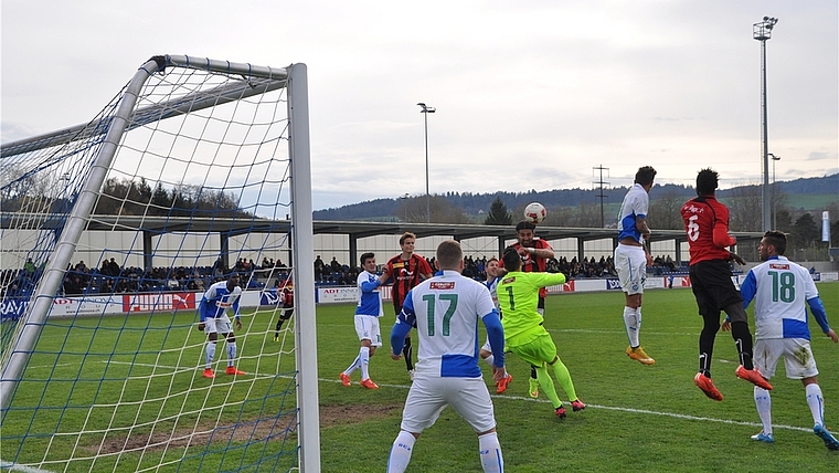Der Siegestreffer für die Rotschwarzen: Auf Cornerflanke von Henry Acosta köpft Bora Kalyon zum 3:2. (Bild Kaspar Köchli) 