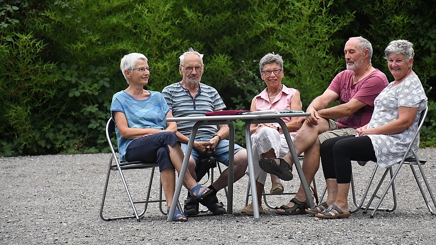 Die Mitglieder der Arbeitsgruppe «Platz frei für Begegnungen auf dem Postareal» (v.l.): Heidi Hollenweger, Heiner Stolz, Helena Heuberger, Hansjörg Schneebeli und Uschi Schneebeli. Nicht im Bild: Martin Heusser.<em> (Bild Livia Häberling) </em> Die Mitglieder der Arbeitsgruppe «Platz frei für Begegnungen auf dem Postareal» (v.l.): Heidi Hollenweger, Heiner Stolz, Helena Heuberger, Hansjörg Schneebeli und Uschi Schneebeli. Nicht im Bild: Martin Heusser.<em> (Bild Livia Häberling) </em>