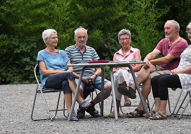 Die Mitglieder der Arbeitsgruppe «Platz frei für Begegnungen auf dem Postareal» (v.l.): Heidi Hollenweger, Heiner Stolz, Helena Heuberger, Hansjörg Schneebeli und Uschi Schneebeli. Nicht im Bild: Martin Heusser.<em> (Bild Livia Häberling) </em>