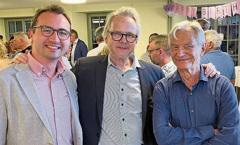 Ein wichtiges Trio beim Apéro vor der Premiere: (von links) Fabio Ryser, musikalische Leitung, Regisseur Peter Niklaus Steiner und René Ander-Huber, Bühnenbild. (Bild zvg)