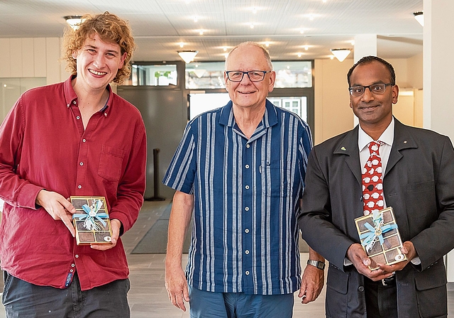 Schoggi aus Bonstetten für die beiden Protagonisten des SVP-Podiumsgesprächs: (v. l. n. r.) «Klima-Kleber» Max Vögtli, Ortsparteipräsident Claude Wuillemin und Rechtsaussen-Politiker Naveen Hofstetter. (Bild Daniel Vaia)