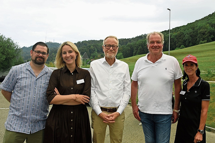 Hans Egloff (Mitte) hielt die Ansprache in Stallikon. Auf dem Bild wird er flankiert von den Gemeinderatsmitgliedern Andreas Zbinden, Eva Kramer, Gemeindepräsident Reto Bernhard und Carmen Müller (von links). Hans Egloff (Mitte) hielt die Ansprache in Stallikon. Auf dem Bild wird er flankiert von den Gemeinderatsmitgliedern Andreas Zbinden, Eva Kramer, Gemeindepräsident Reto Bernhard und Carmen Müller (von links).